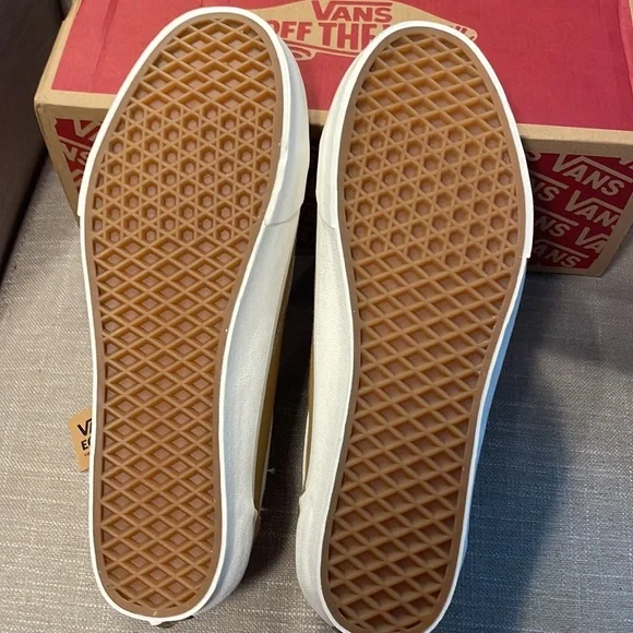 Vans Old Skool Shoes - Picture 3 of 6